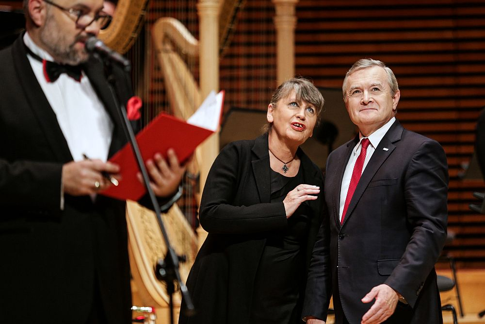 Wicepremier, minister kultury Piotr Gliński odznaczył wieloletnią dyrektor Narodowej Orkiestry Symfonicznej Polskiego Radia (NOSPR) w Katowicach Joannę Wnuk-Nazarową przyznanym przez prezydenta RP Andrzeja Dudę Krzyżem Oficerskim Orderu Odrodzenia Polski. Fot. PAP/D. Gajda