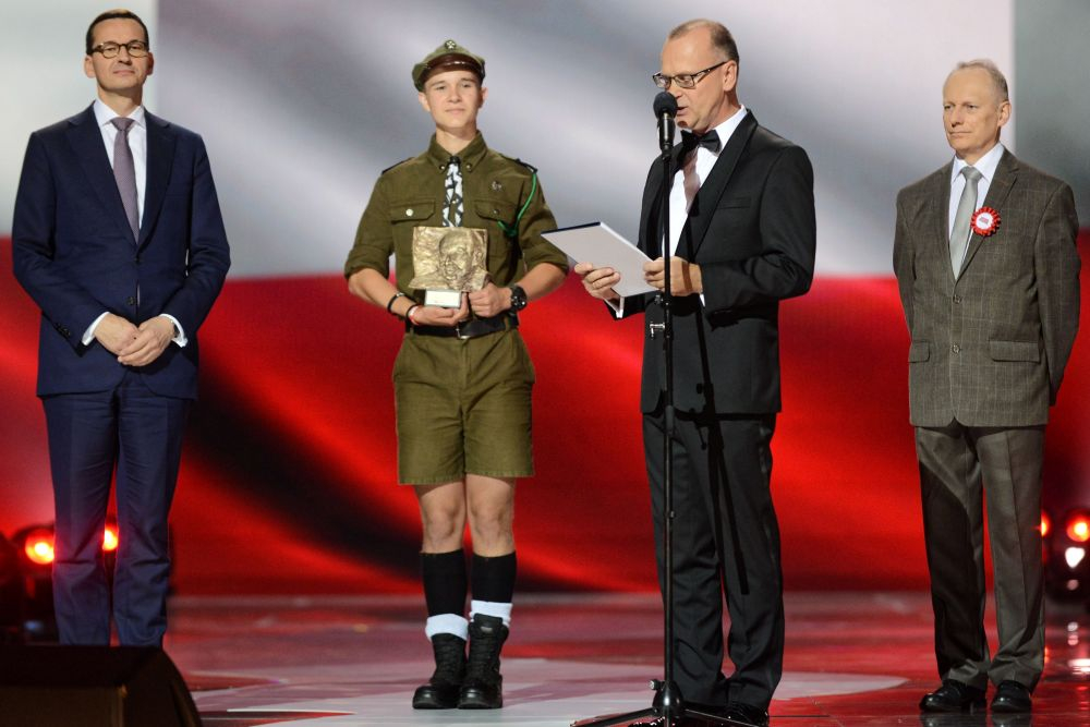 Syn Andrzeja Stelmachowskiego, Stanisław Stelmachowski (P), prezes Stowarzyszenia "Wspólnota Polska" Dariusz Bonisławski (2P) i premier Mateusz Morawiecki (L) podczas Koncertu Galowego "Nasza Niepodległa 1918-2018" w Teatrze Wielkim-Operze Narodowej. Fot. PAP/J. Kamiński