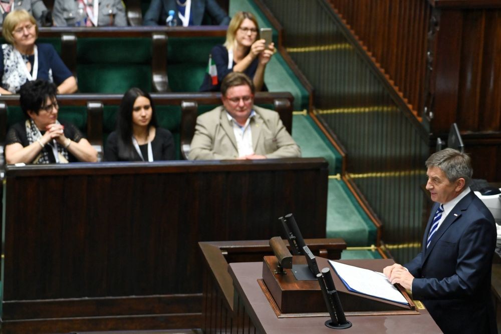 Marszałek Sejmu Marek Kuchciński (P) podczas sesji inauguracyjnej V Światowego Zjazdu Polonii i Polaków z Zagranicy. Fot. PAP/J. Turczyk