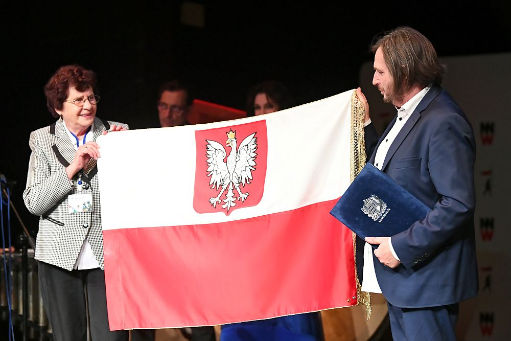 Maria Witter wręcza flagę i list od premiera Węgier Viktora Orbana Arkadiuszowi Gołębiewskiemu podczas gali otwierającej X Festiwal Filmowy Niepokorni Niezłomni Wyklęci w Gdyni. Fot. PAP/A. Warżawa