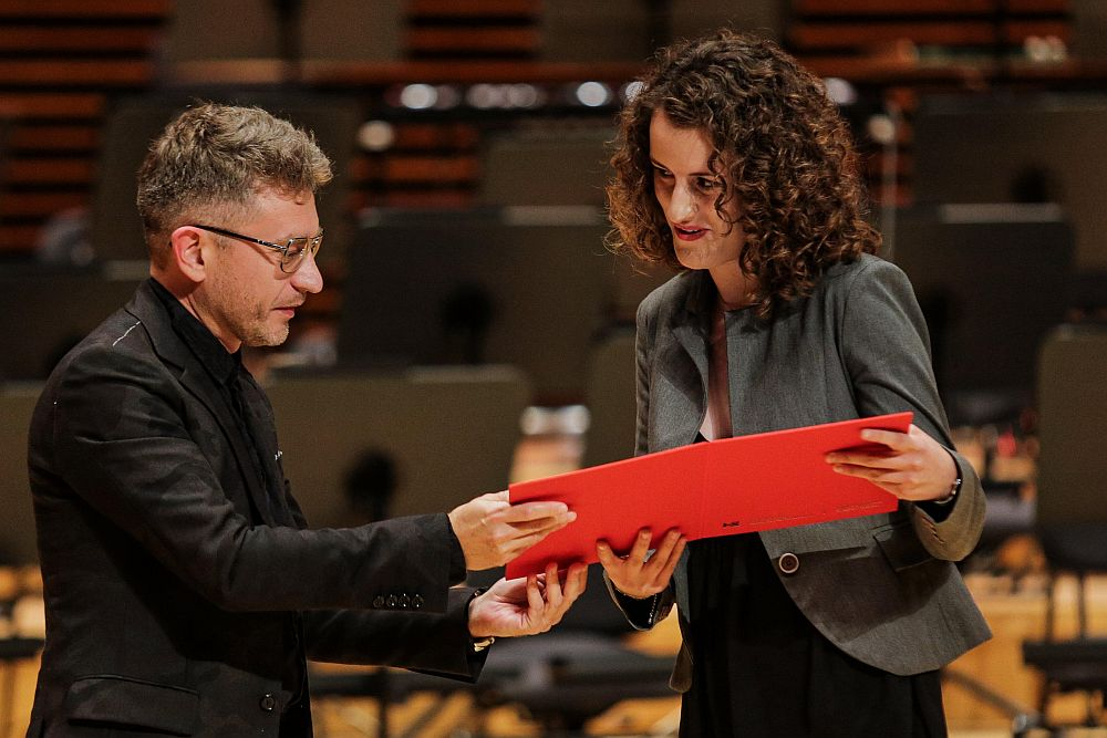 Juror Bartłomiej Nizioł i laureatka w kategorii skrzypce Sławomira Wilga podczas gali kończącej I Międzynarodowy Konkurs Muzyczny im. Karola Szymanowskiego w Katowicach. Fot. PAP/D. Gajda