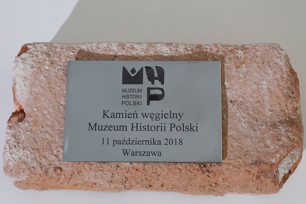 Kamień węgielny zaprezentowany podczas uroczystości podpisania aktu erekcyjnego i wmurowania kamienia węgielnego pod budowę Muzeum Historii Polski na terenie Cytadeli Warszawskiej. Fot. PAP/T. Gzell