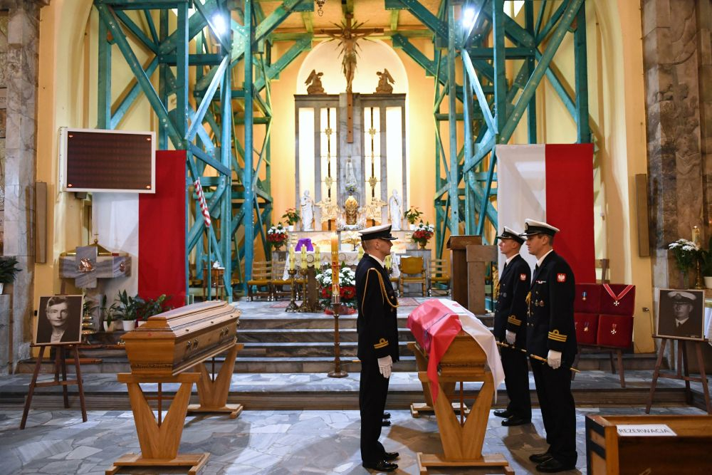 Trumna ze szczątkami admirała Józefa Unruga (przykryta flagą) przed rozpoczęciem uroczystości pogrzebowych Unruga i jego żony Zofii. Fot. PAP/A. Warżawa