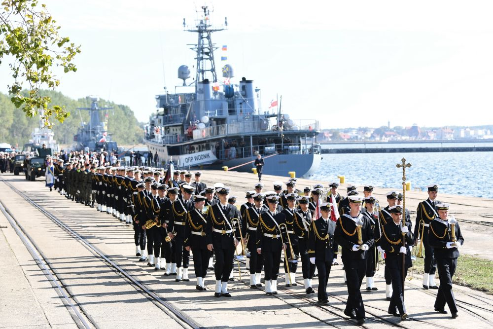 Kondukt przed uroczystym przejściem okrętów Marynarki Wojennej z Helu do Gdyni, w ramach uroczystości pogrzebowych. Fot. PAP/A. Warżawa
