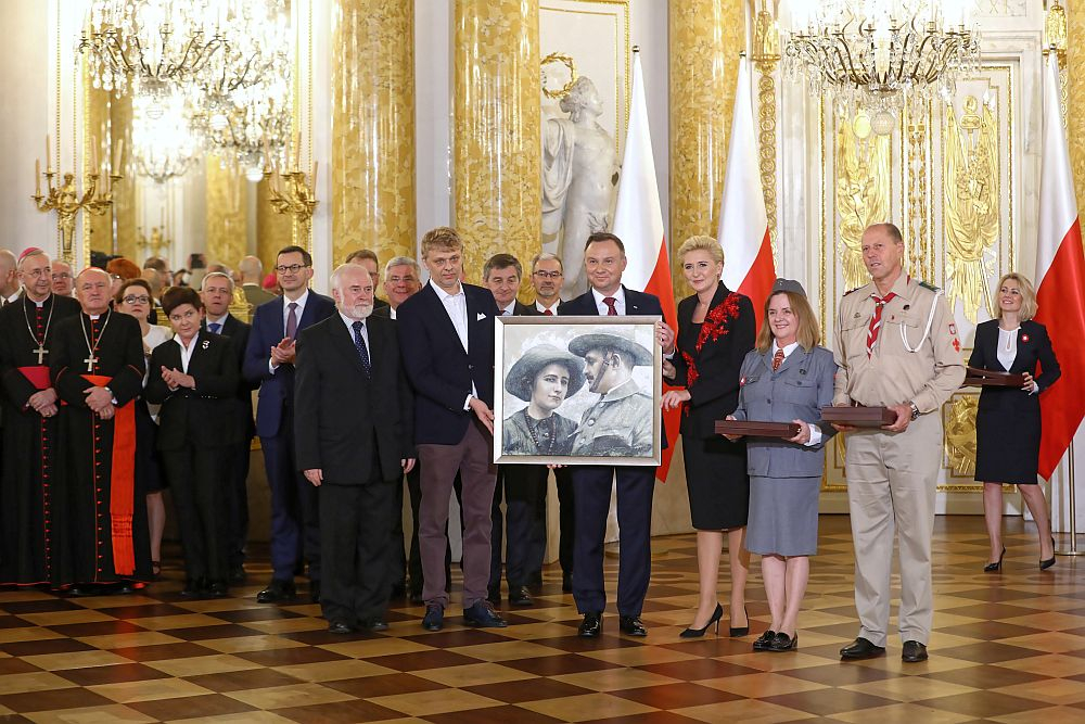 Uroczystość wręczenia najwyższych polskich odznaczeń - Orderów Orła Białego, nadanych pośmiertnie ponad 20 wybitnym Polakom zasłużonym dla chwały, dobra i pożytku Rzeczypospolitej Polskiej, z okazji Narodowych Obchodów Setnej Rocznicy Odzyskania Niepodległości Rzeczypospolitej Polskiej na Zamku Królewskim w Warszawie. Fot. PAP/R. Guz