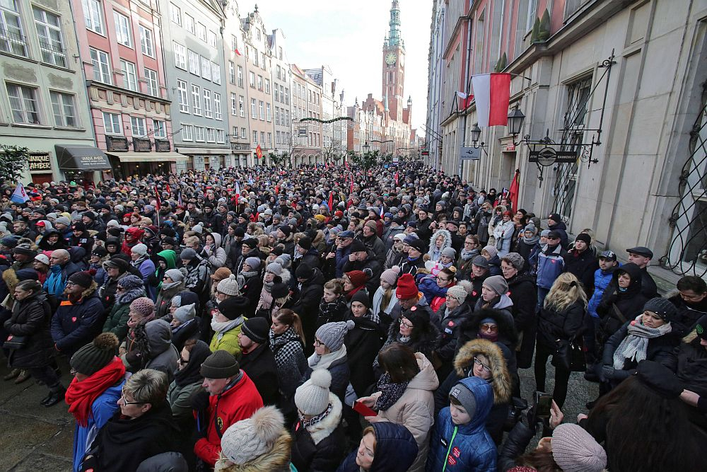 Ludzie zgromadzeni na ulicach Gdańska, oglądają transmisję pogrzebu prezydenta Pawła Adamowicza. Fot. PAP/T. Waszczuk