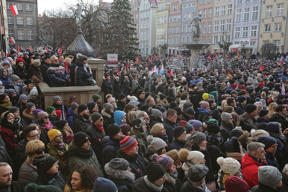 Ludzie zgromadzeni na ulicach Gdańska, oglądają transmisję pogrzebu prezydenta Pawła Adamowicza. Fot. PAP/T. Waszczuk