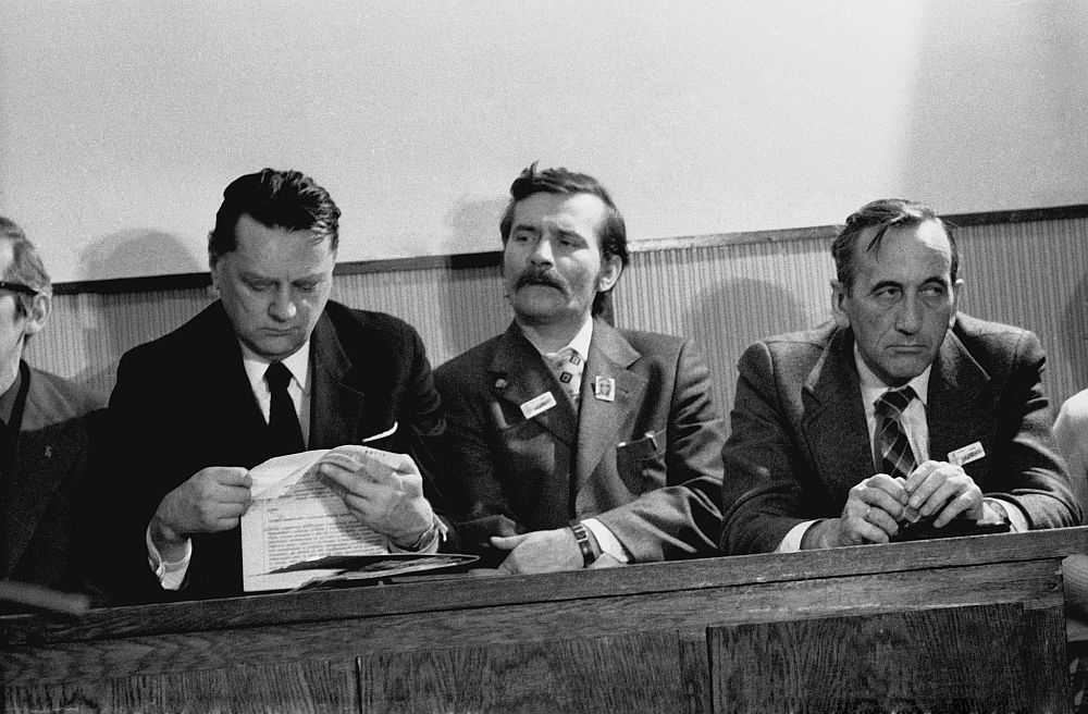 Rejestracja NSZZ „Solidarność” w SN – na zdjęciu od prawej: Tadeusz Mazowiecki, Lech Wałęsa, Jan Olszewski. Warszawa, 10.11.1980 r. Fot. PAP/CAF/C. Langda