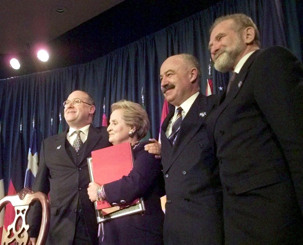 Od lewej do prawej: czeski minister spraw zagranicznych Jan Kavan obejmuje amerykańską sekretarz stanu Madeleine Albright, minister spraw zagranicznych Węgier Janos Martonyi i szef polskiej dyplomacji Bronisław Geremek 12 marca br. w Bibliotece Trumana w Independence. PAP/EPA