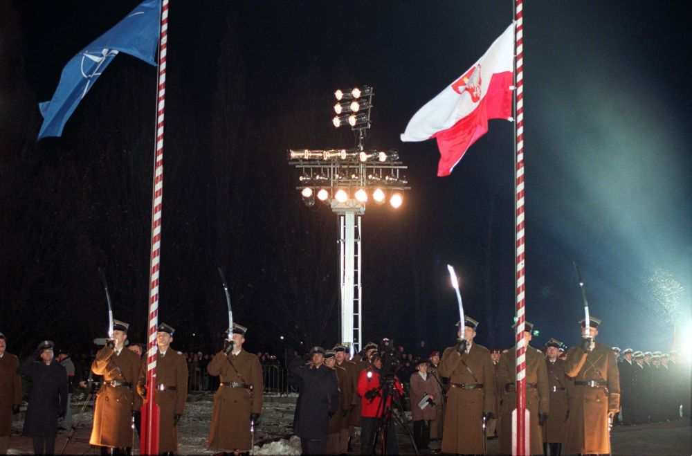 Pokazem sztucznych ogni, odegraniem melodii wojskowych państw członkowskich NATO i defiladą zakończyła się przed Grobem Nieznanego Żołnierza w Warszawie uroczystość podniesienia flag Polski i NATO. Fot. PAP/J. Turczyk