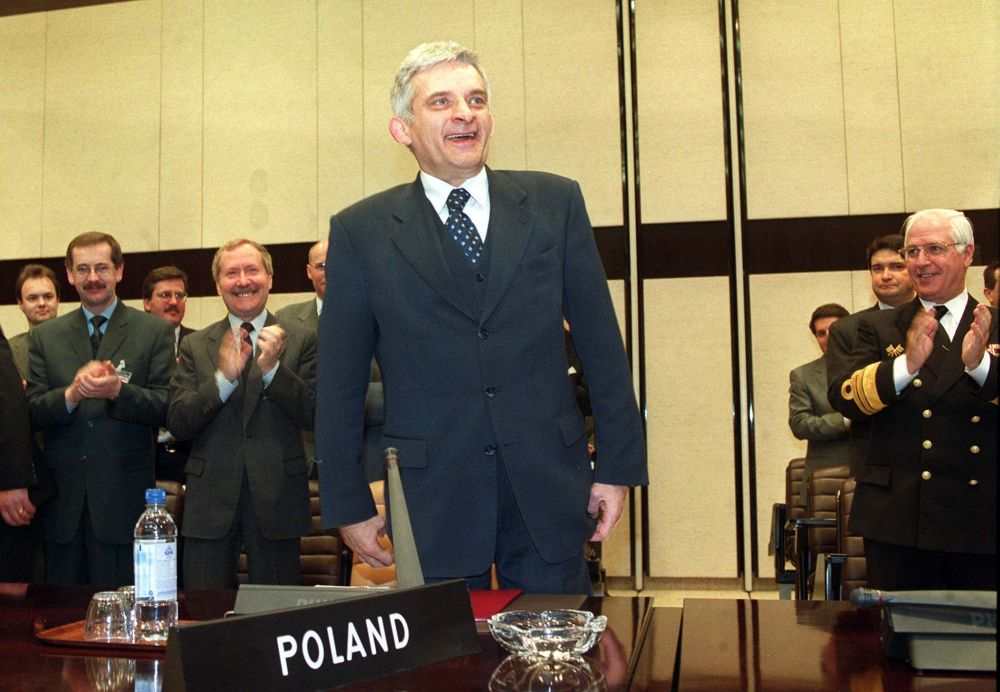 Premier Jerzy Buzek (C) podczas posiedzenia Rady Północnoatlantyckiej, 23.03.1999.,  w kwakterze głównej NATO w Brukseli. Fot. PAP/R. Pietruszka