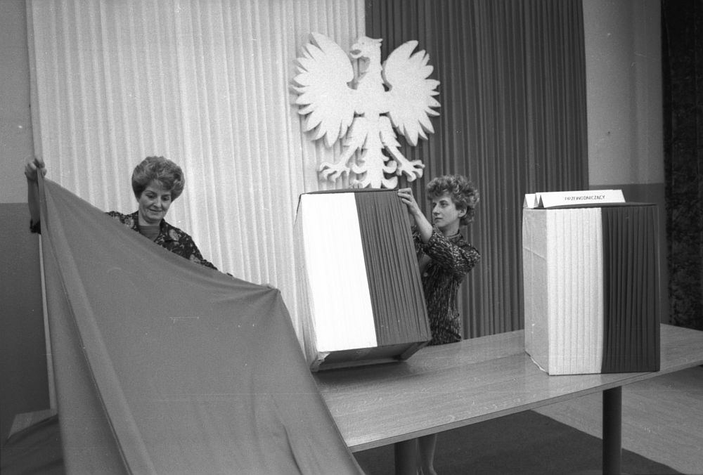 Ostatnie przygotowania do wyborów w lokalu Obwodowej Komisji Wyborczej nr 65 w Lublinie, 02.06.1989. Fot. PAP/M. Trembecki