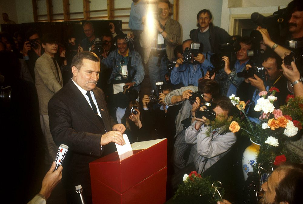 Wybory parlamentarne - głosuje przewodniczący NSZZ „Solidarność” Lech Wałęsa. ma Gdańsk, 04.06.1989. Fot. PAP/PAI/J. Bogacz