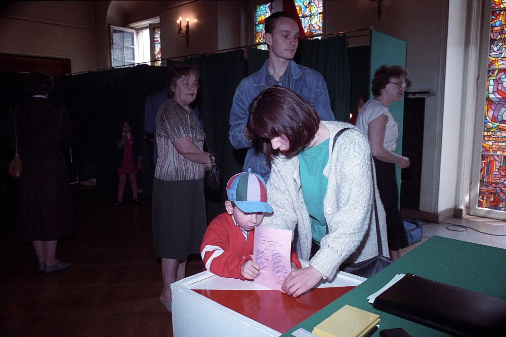 Głosowanie w lokalu Obwodowej Komisji Wyborczej przy ulicy Miodowej. Warszawa, 04.06.1989. Fot. PAP/C. Słomiński