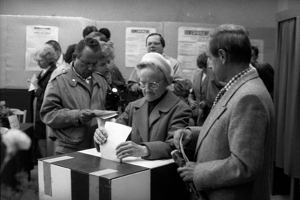 Głosowanie w lokalu Obwodowej Komisji Wyborczej. Wrocław, 04.06.1989. Fot. PAP/CAF/A. Hawałej