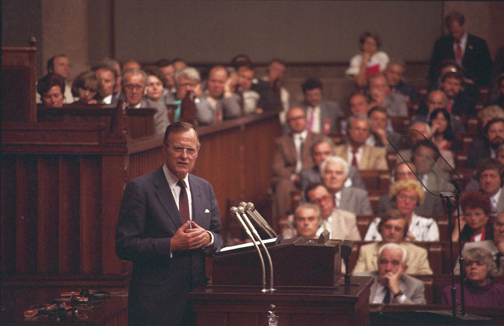 Wizyta prezydenta USA George'a Busha w Polsce (9-11.07.1989). Bush przemawia w Sejmie. 10.07.1989. Fot. PAP/PAI/G. Rogiński