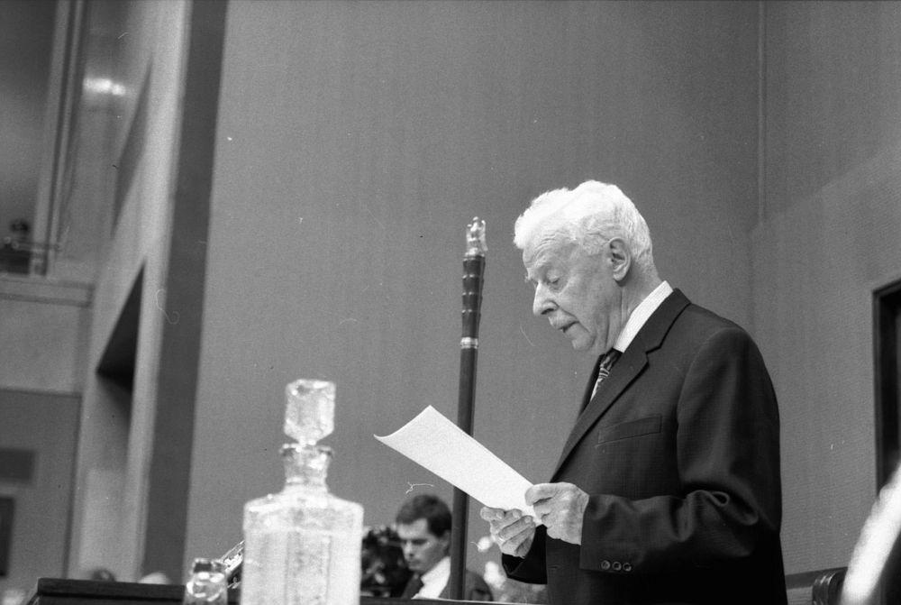 I sesja Senatu RP - przewodniczący Prymasowskiej Rady Społecznej prof. Stanisław Stomma. Warszawa, 04.07.1989. Fot. PAP/CAF/C. Langda