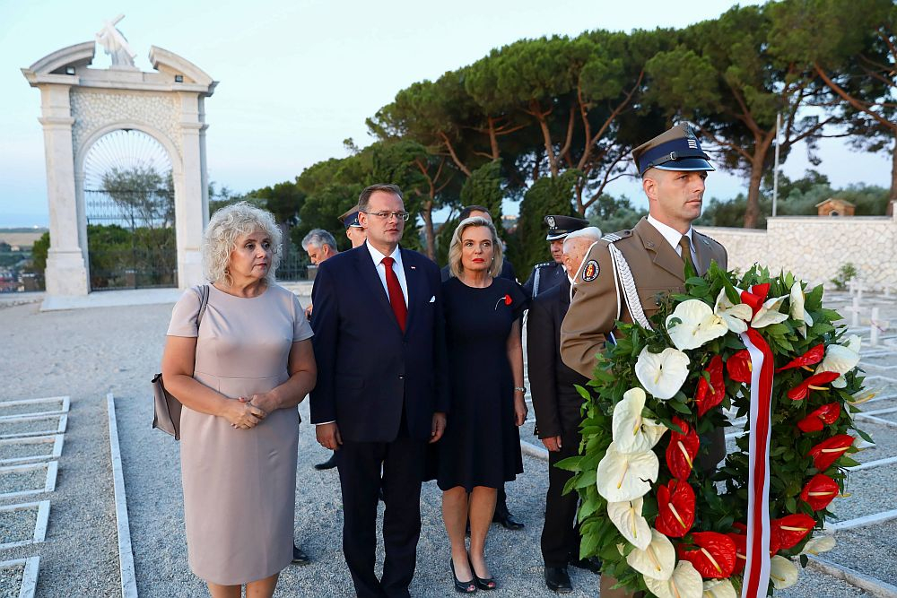 Obchody 75. rocznicy wyzwolenia Ankony: szef Urzędu ds. Kombatantów i Osób Represjonowanych Jan Józef Kasprzyk (2L), wicemarszałek Senatu Maria Koc (L) oraz senator Anna Maria Anders (3L) podczas uroczystości na Polskim Cmentarzu Wojennym w Loreto. 17.07.2019. Fot. PAP/R. Guz