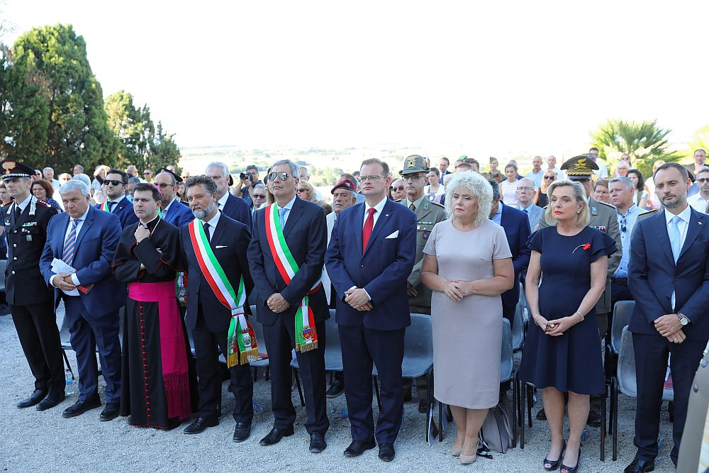 Obchody 75. rocznicy wyzwolenia Ankony: szef Urzędu ds. Kombatantów i Osób Represjonowanych Jan Józef Kasprzyk (4P), wicemarszałek Senatu Maria Koc (3P) oraz senator Anna Maria Anders (2P) podczas mszy świętej na Polskim Cmentarzu Wojennym w Loreto. 17.07.2019. Fot. PAP/R. Guz