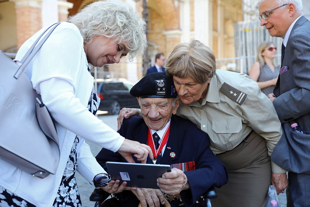 Obchody 75. rocznicy wyzwolenia Ankony: wicemarszałek Senatu Maria Koc (L) podczas spotkania z weteranami II wojny światowej w Loreto. 17.07.2019. Fot. PAP/R. Guz