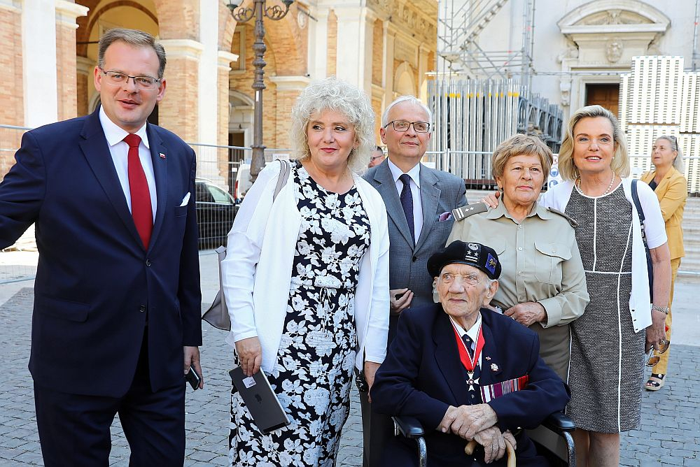 Obchody 75. rocznicy wyzwolenia Ankony: szef Urzędu do Spraw Kombatantów i Osób Represjonowanych Jan Józef Kasprzyk (L), wicemarszałek Senatu Maria Koc (2L) oraz senator Anna Maria Anders (P) podczas spotkania z weteranami II wojny światowej w Loreto. 17.07.2019. Fot. PAP/R. Guz