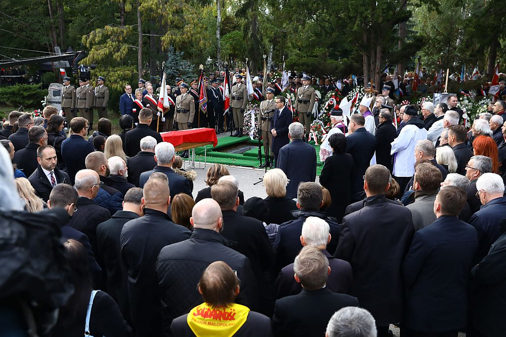 Premier Mateusz Morawiecki przemawia podczas uroczystości pogrzebowych Kornela Morawieckiego na Cmentarzu Wojskowym na Powązkach w Warszawie. 05.10.2019. Fot. PAP/R. Guz