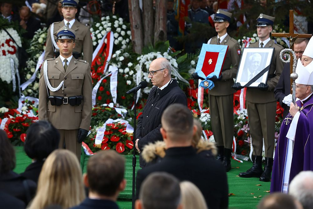 Działacz Solidarności Walczącej Andrzej Kołodziej przemawia podczas uroczystości pogrzebowych Kornela Morawieckiego na Cmentarzu Wojskowym na Powązkach w Warszawie. 05.10.2019. Fot. PAP/R. Guz