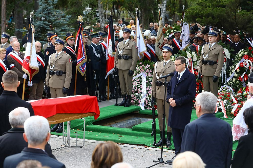 Premier Mateusz Morawiecki przemawia podczas uroczystości pogrzebowych Kornela Morawieckiego na Cmentarzu Wojskowym na Powązkach w Warszawie. 05.10.2019. Fot. PAP/R. Guz