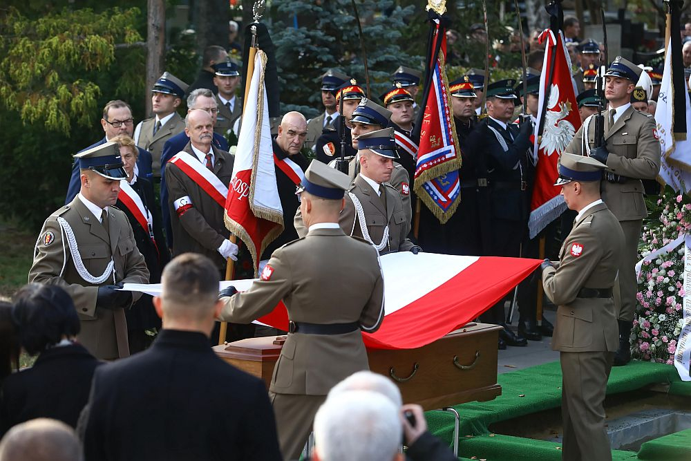 Ceremonia przekazania Flagi Rzeczypospolitej Polskiej podczas uroczystości pogrzebowych Kornela Morawieckiego na Cmentarzu Wojskowym na Powązkach w Warszawie. 05.10.2019. Fot. PAP/R. Guz