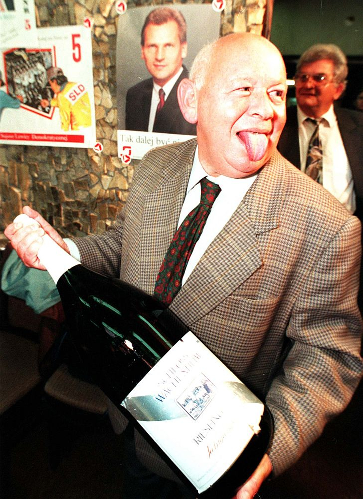 Jerzy Urban w sztabie wyborczym SLD. 19.09.1993. Fot. PAP/CAF/P. Kopczyński