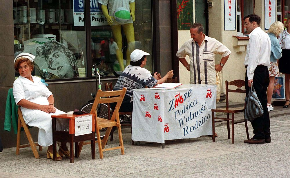 Punkt AWS-u na starówce w Toruniu. 07.1997. Fot. PAP/CAF/W. Szabelski