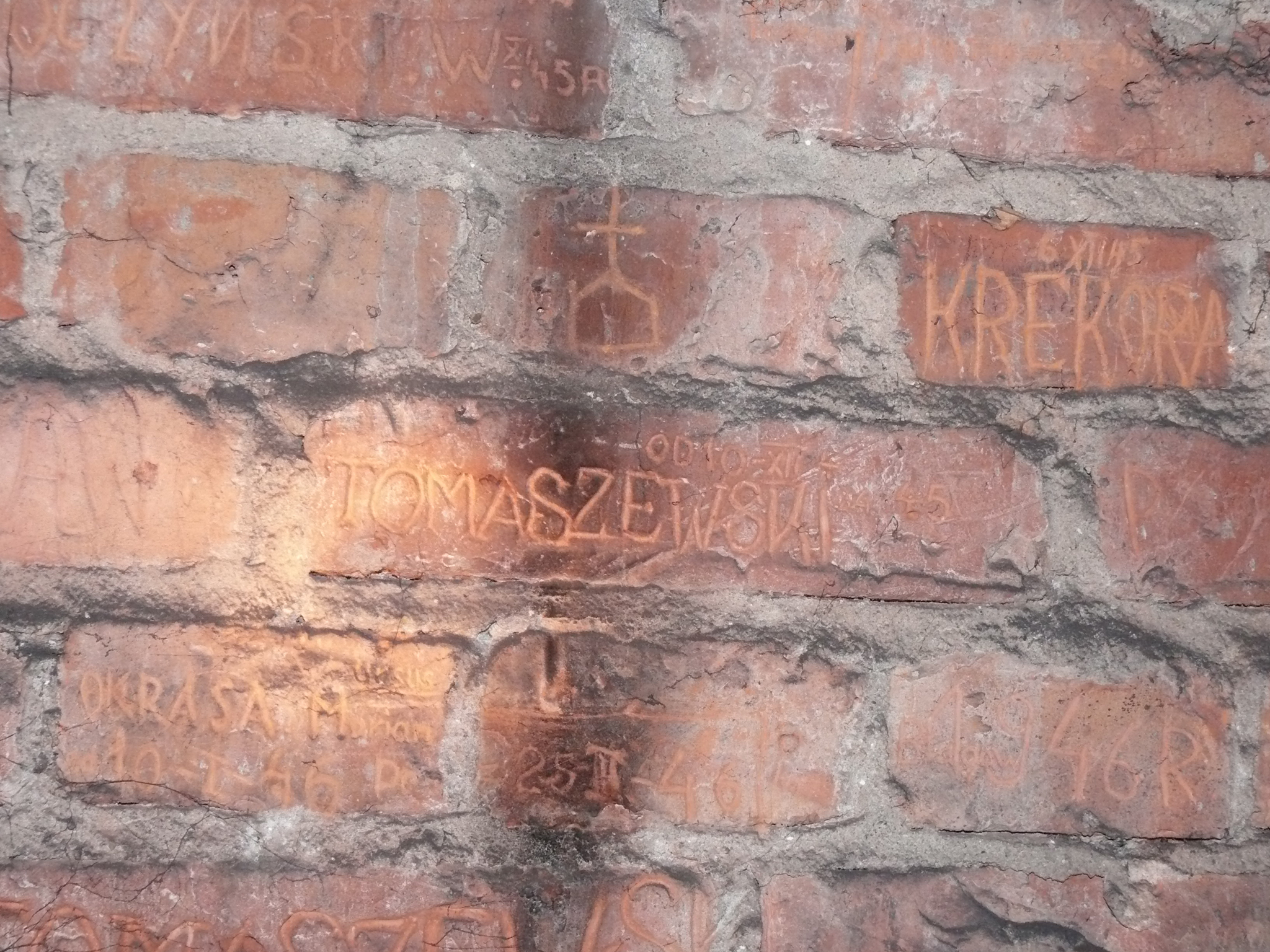 Inskrypcje na ścianach piwnic-aresztu. Źródło: IPN