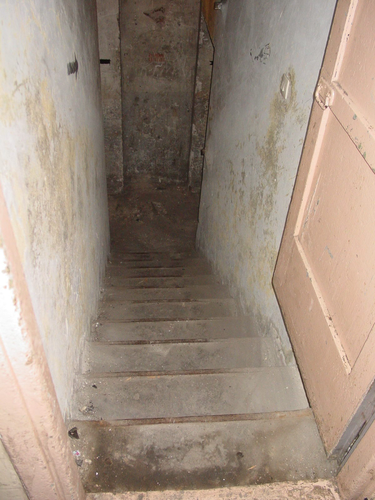 Zejście do piwnicy-aresztu. Źródło: IPN