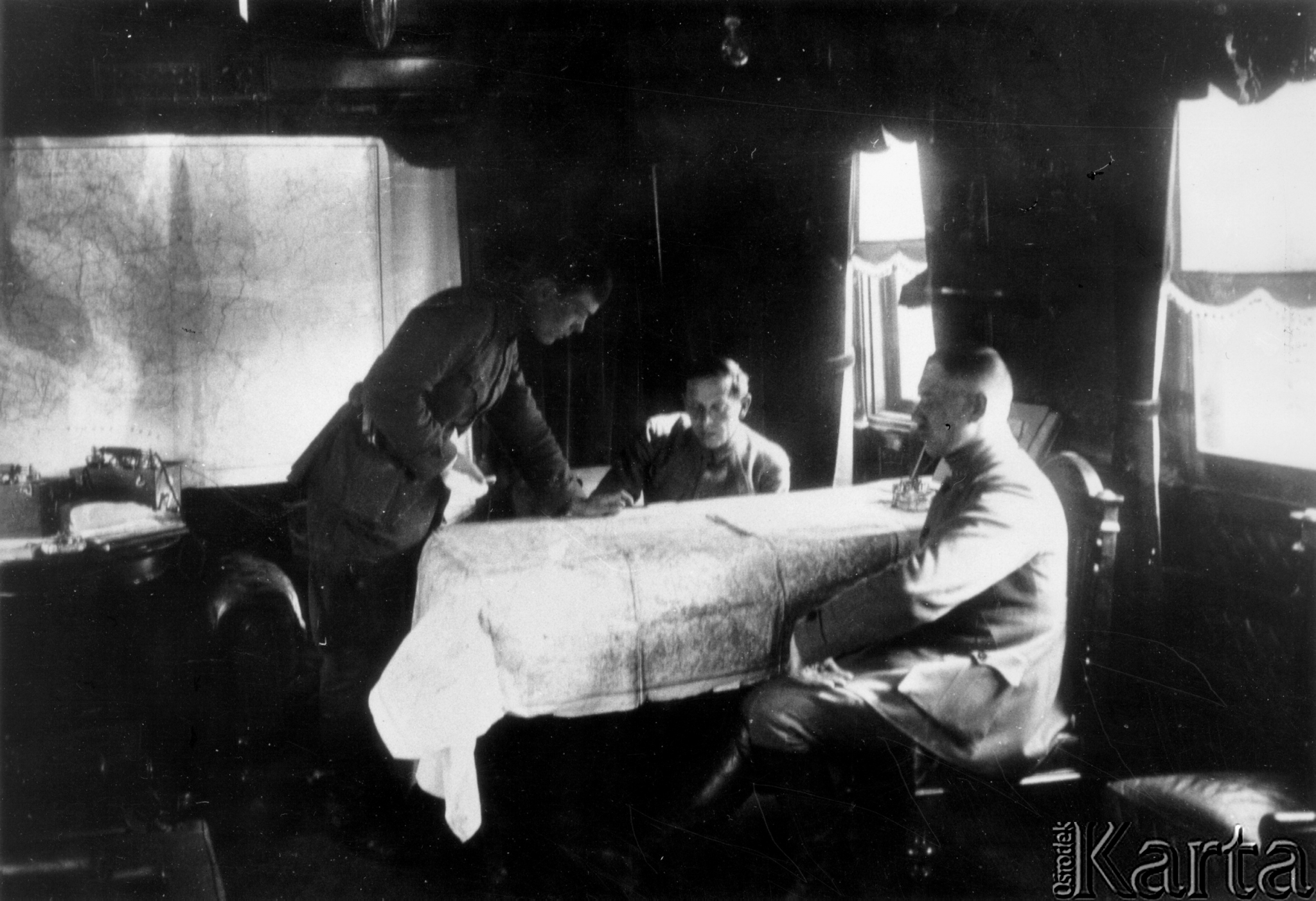 Tarnopol (Ukraina), wiosna 1920 rok. Ataman Semen Petlura (siedzi w środku) w salonce, będącej siedzibą jego sztabu podczas wojny polsko-bolszewickiej. Źródło: Laub /Ośrodek KARTA