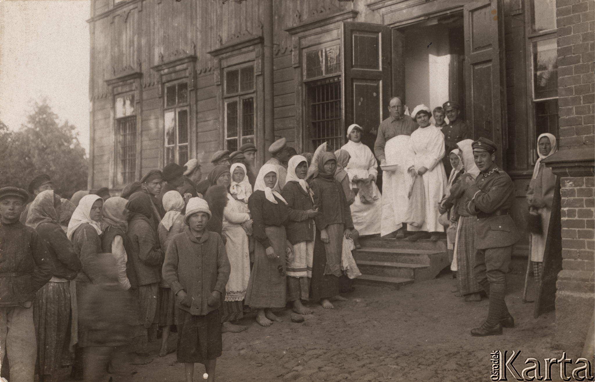 1920. Amerykańska Misja Pomocy – rozdawanie mąki ludności cywilnej. Źródło: Ośrodek KARTA