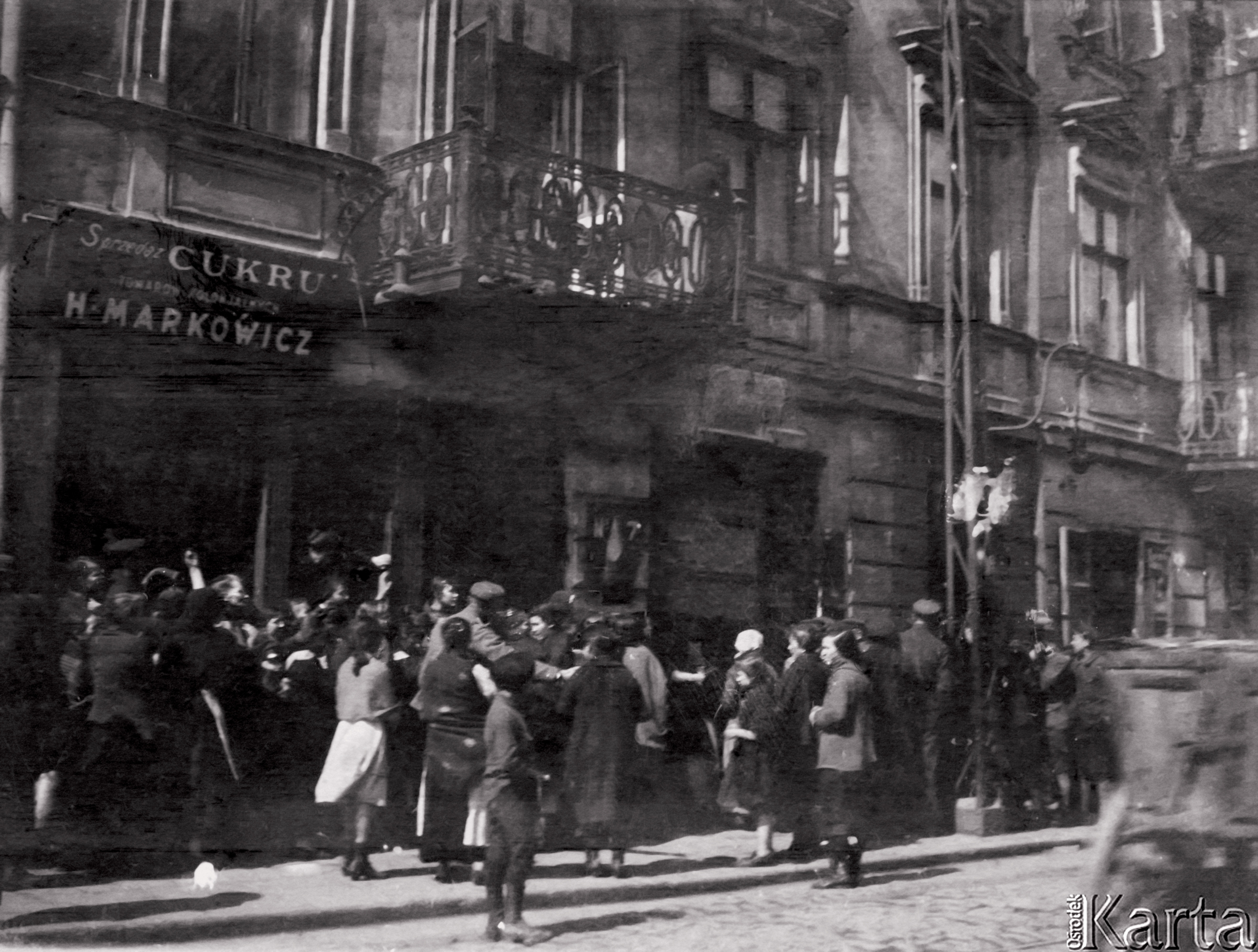 Warszawa, 1920. Kolejka po chleb. Źródło: Instytut Józefa Piłsudskiego w Londynie/Ośrodek KARTA