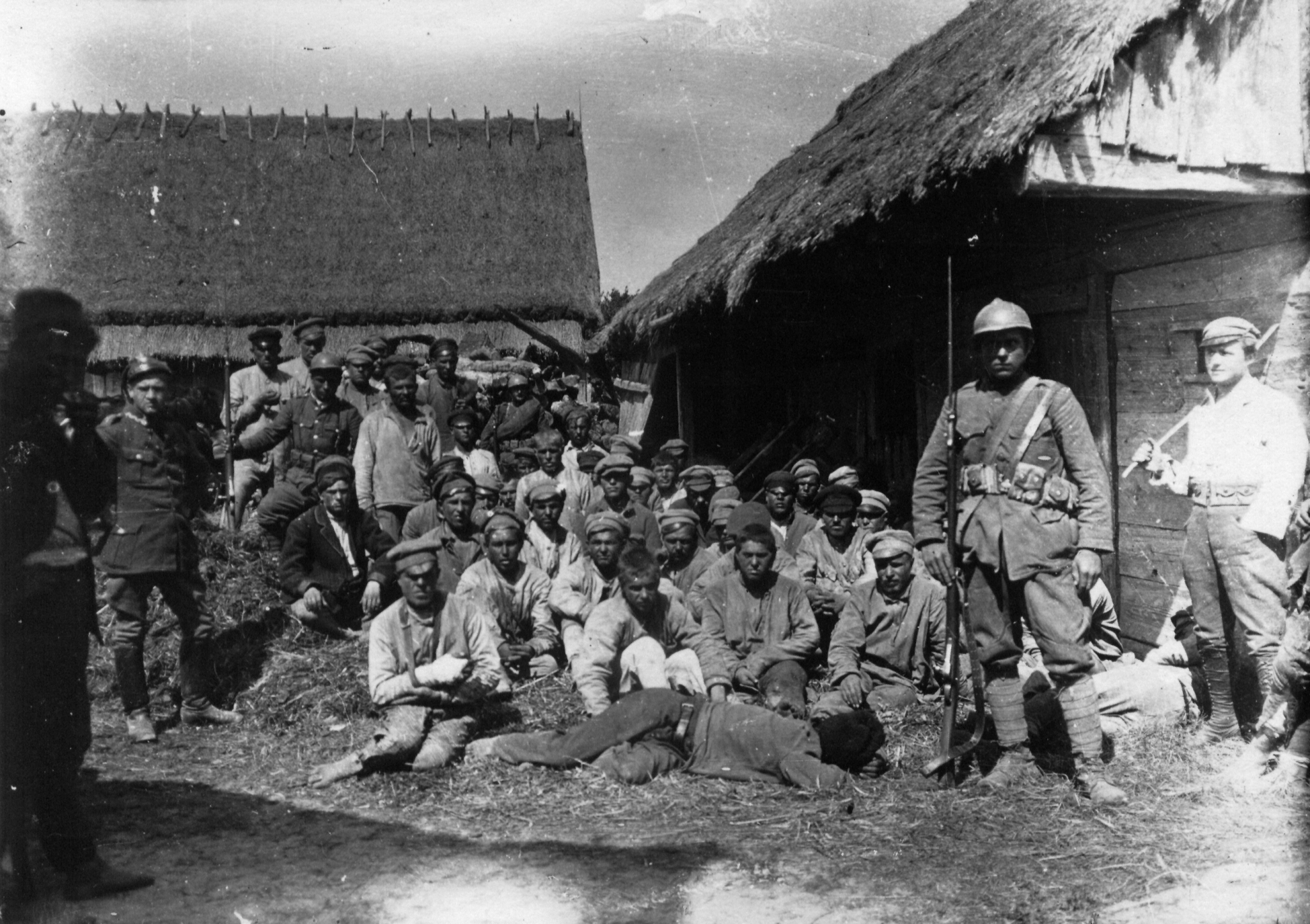 Polesie, 24 lipca 1920 r. Jeńcy bolszewiccy wzięci do niewoli przez żołnierzy 5 Pułku Piechoty Legionów. Źródło: Centralne Archiwum Wojskowe WBH
