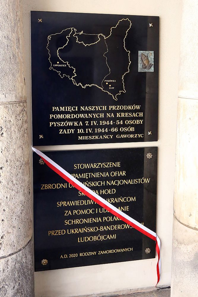 Pamiątkowa tablica na Jasnej Górze w hołdzie sprawiedliwym Ukraińcom, którzy udzielili swoim polskim sąsiadom pomocy i schronienia. Fot. PAP/W. Deska