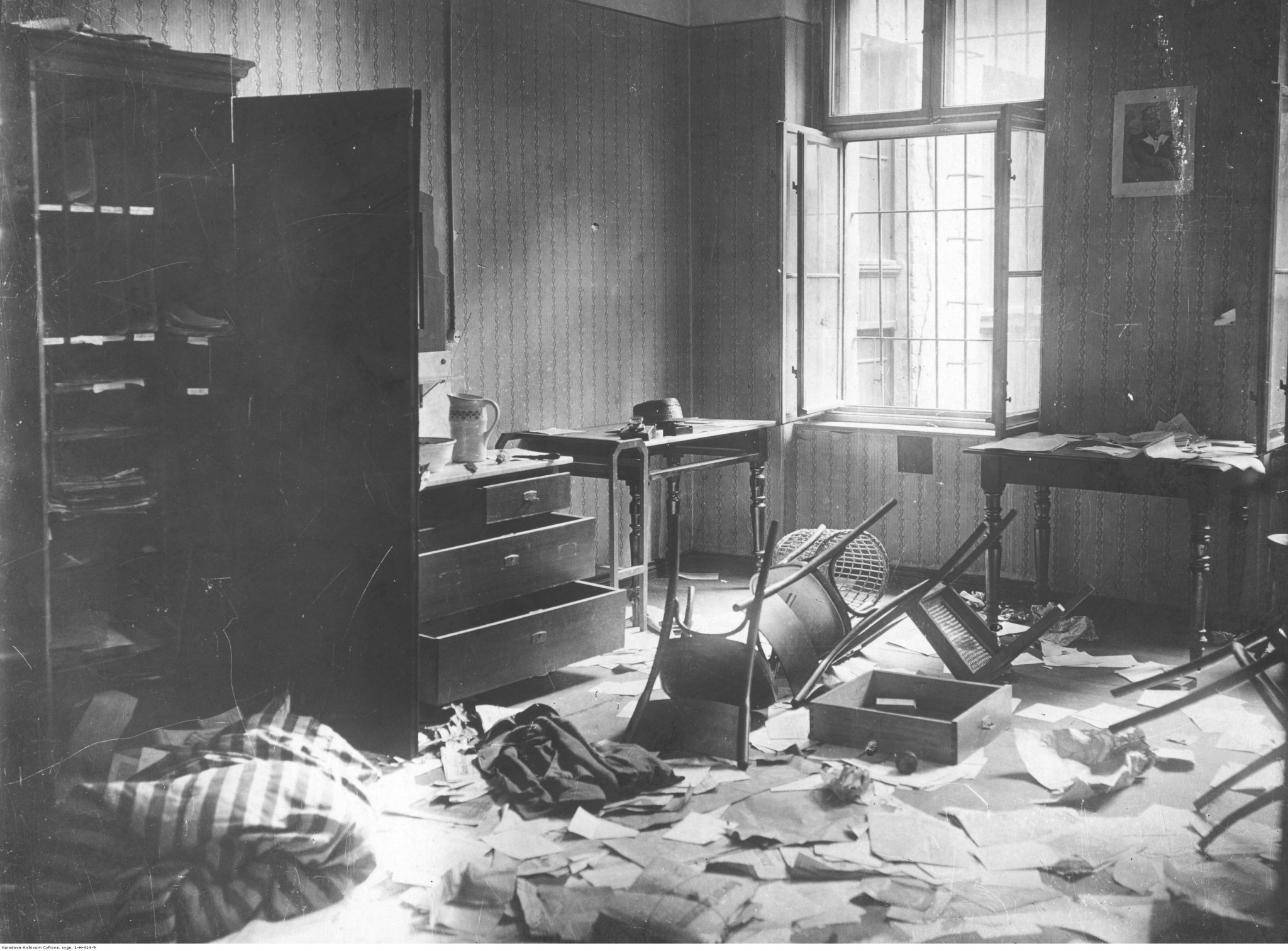 Katowice, sierpień 1920 r. Wnętrze biura Polskiego Komisariatu Plebiscytowego zdemolowane przez bojówki niemieckie. Źródło: NAC
