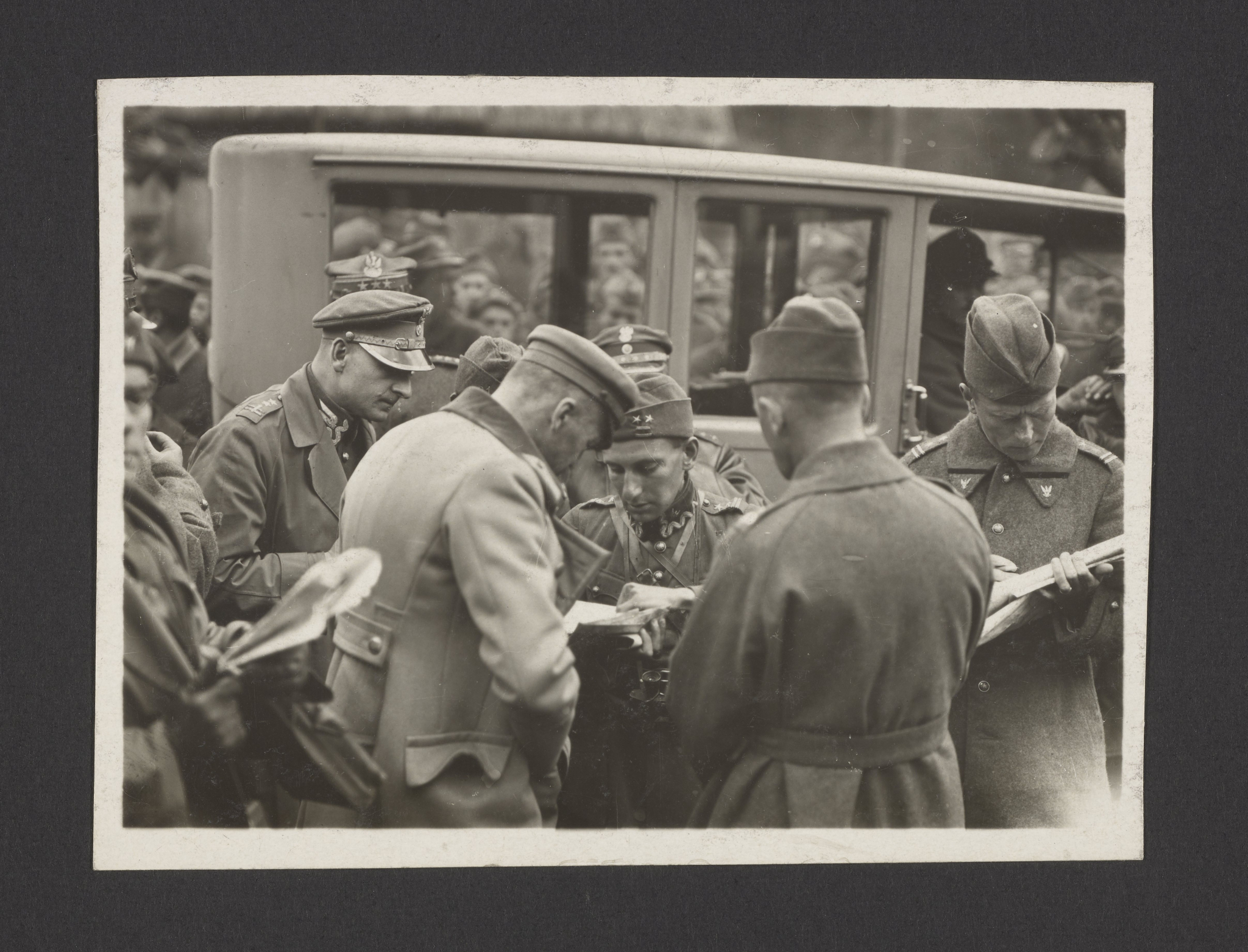 1920 r. Józef Piłsudski przyjmujący meldunki na froncie. Źródło: Biblioteka Narodowa