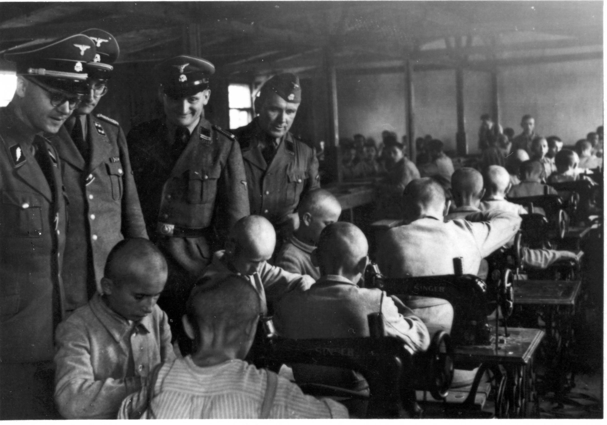 Inspekcja funkcjonariuszy SS w obozowej szwalni – Łódź, czerwiec 1944 r. Źródło: IPN w Łodzi