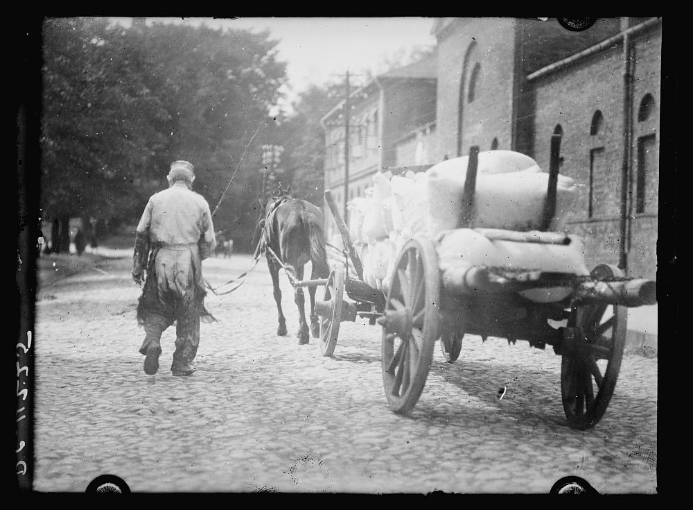 Warszawa, 1920 r. Transport mąki sprowadzonej do Polski w ramach pomocy udzielonej przez rząd amerykański. Źródło: Library of Congress / LC-A6197- RC-4225-Ax 