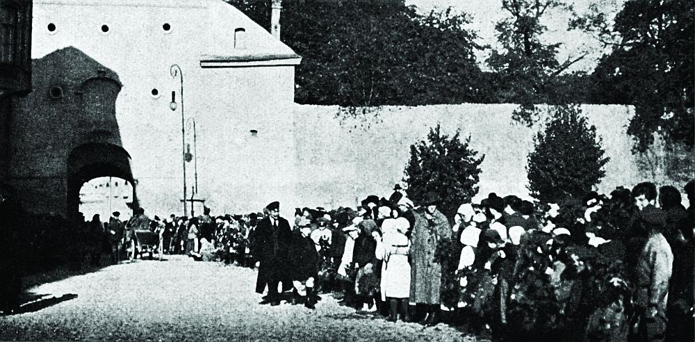 Wilno, 8 października 1920 r. Tłum przed Ostrą Bramą. Źródło: album „Polska w pierścieniu prób i ognia: rok 1918–1926”, Warszawa 1933