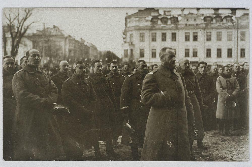 Wilno, 10 października 1920 r. Gen. Lucjan Żeligowski w otoczeniu sztabu podczas mszy polowej przed katedrą. Źródło: Biblioteka Narodowa