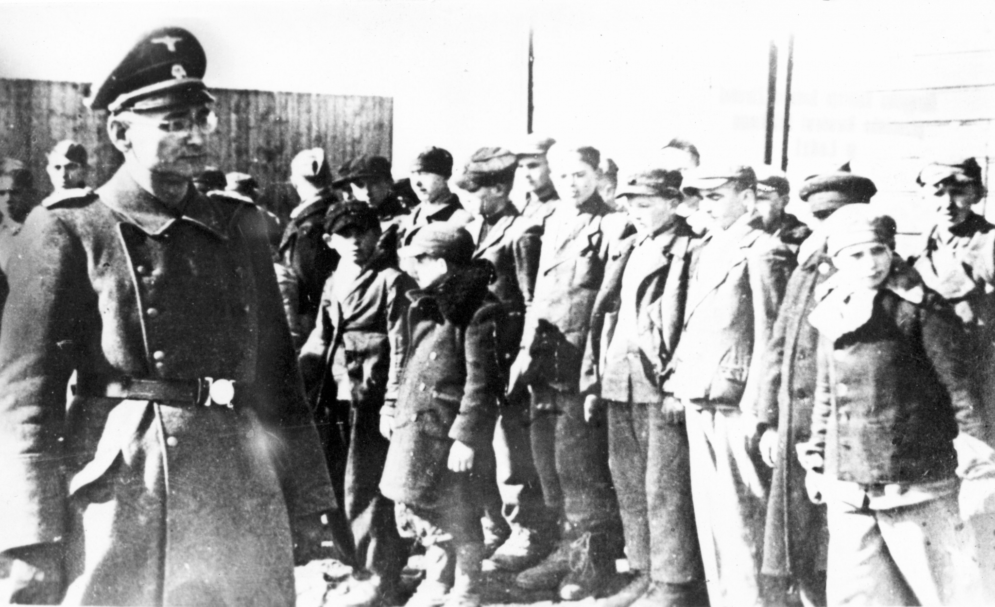 Wizytacja obozu przez szefa niemieckiej policji kryminalnej w Łodzi Karla Ehrlicha – Łódź, listopad 1944 r. Źródło: IPN w Łodzi