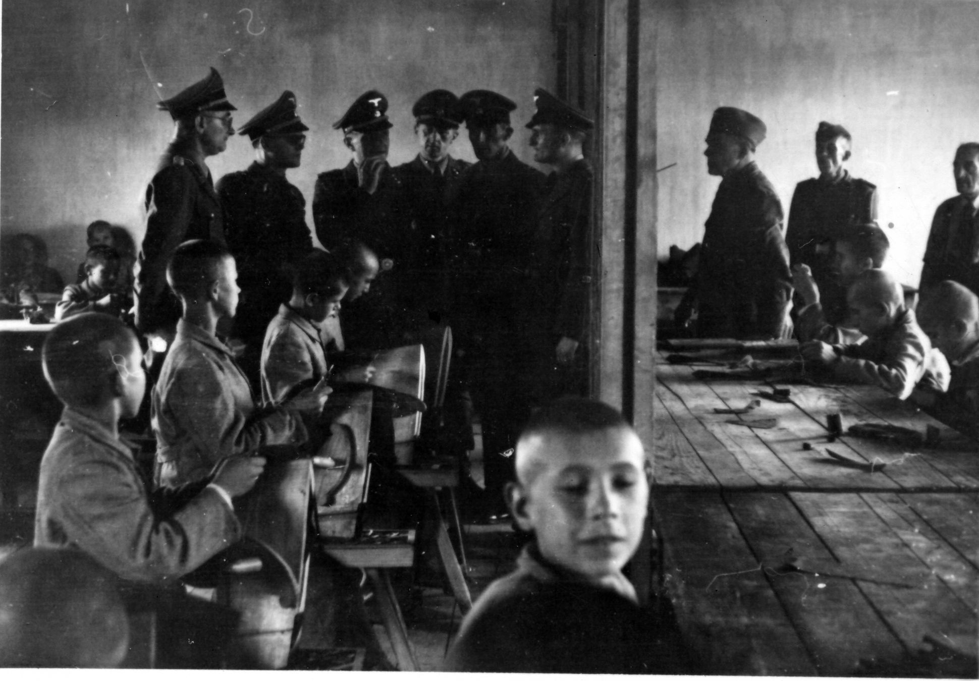Inspekcja funkcjonariuszy SS w obozowej rymarni – Łódź, czerwiec 1944 r. Źródło: IPN w Łodzi