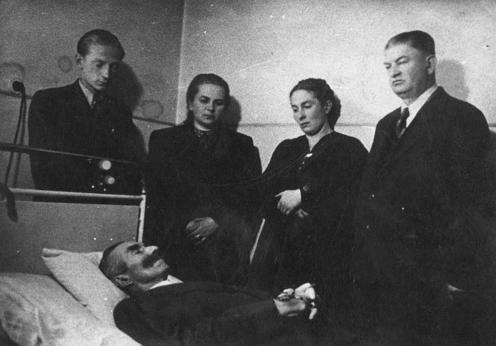 Wincenty Witos na łożu śmierci w szpitalu Ojców Bonifratrów w Krakowie, prawdopodobnie w otoczeniu członków rodziny. Kraków, 31 października 1945 r. Źródło: IPN