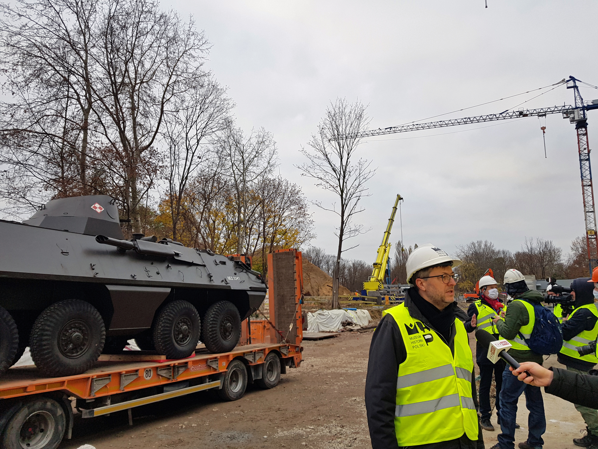 Dyrektor Muzeum Historii Polski Robert Kostro. W tle widoczny jest transporter opancerzony SKOT (cz. Střední Kolový Obrněný Transportér – Średni Kołowy Opancerzony Transporter). Fot: Mariusz Bodnar, Michał Janiszewski, Małgorzata Kowalczyk / MHP