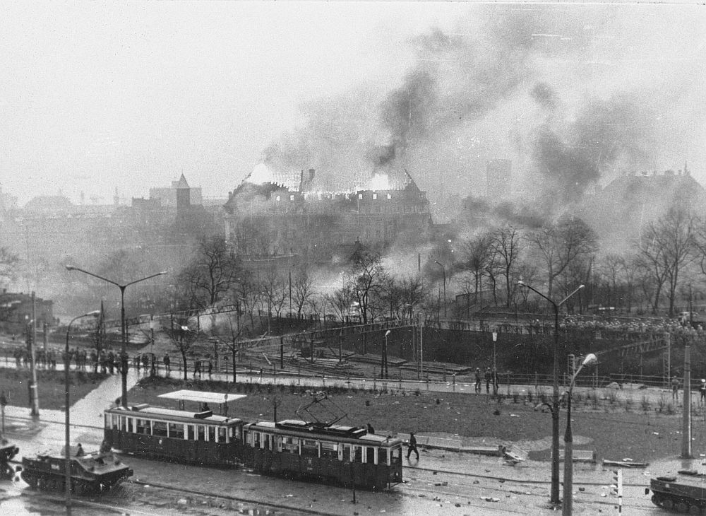 Protestujący robotnicy podpalili gmach Komitetu Wojewódzkiego PZPR w Gdańsku. 15.12.1970. Fot. PAP/CAF