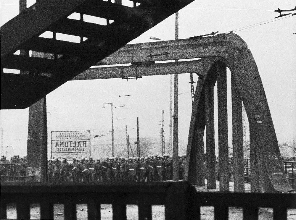 Grudzień 1970: wiadukt przy stacji SKM Gdynia Stocznia. Za wiaduktem widoczna blokada milicyjna. 16.12.1970. Fot. PAP/Archiwum Edmund Pepliński